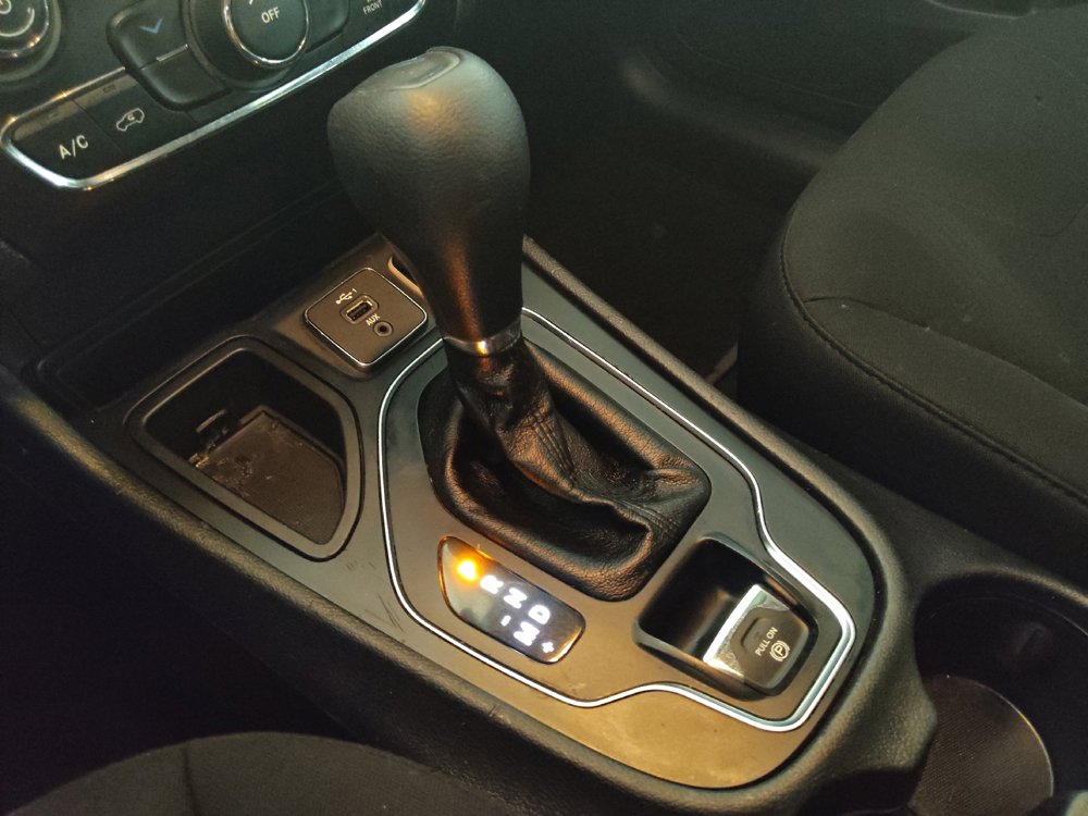 Used 2019 Jeep Cherokee Latitude w/ Popular Appearance Group FWD image 26