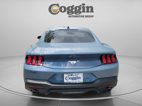Used 2025 Ford Mustang Coupe RWD image 3