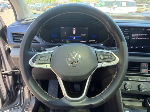 Used 2022 Volkswagen Taos SE w/ Panoramic Sunroof Package FWD image 23