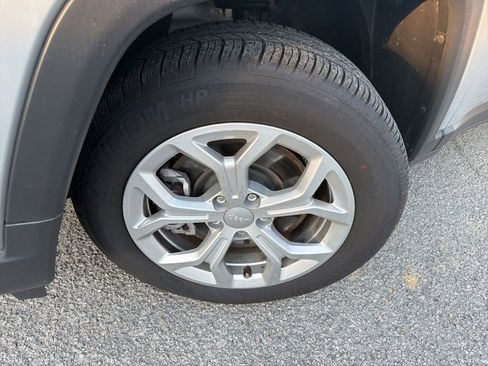 Used 2024 Jeep Compass Latitude image 2