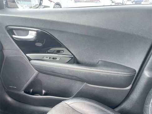 Used 2017 Kia Niro EX image 22
