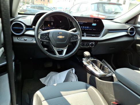 Used 2025 Chevrolet Trax LT w/ Driver Confidence Package FWD image 14