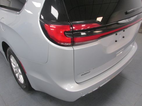 Used 2023 Chrysler Pacifica Touring-L FWD image 12