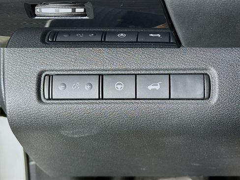 Used 2025 Nissan Pathfinder SV image 17