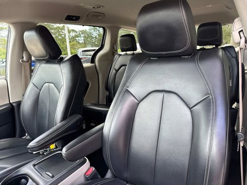 Certified 2023 Chrysler Pacifica Touring-L FWD image 20