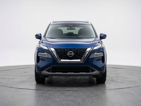 Used 2025 Nissan Rogue SV image 2