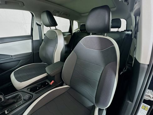 New 2025 Volkswagen Taos SE image 19
