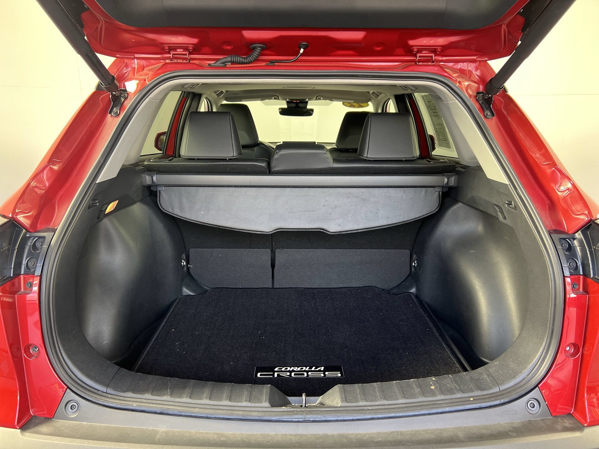 Used 2022 Toyota Corolla Cross XLE w/ Convenience Package FWD image 34