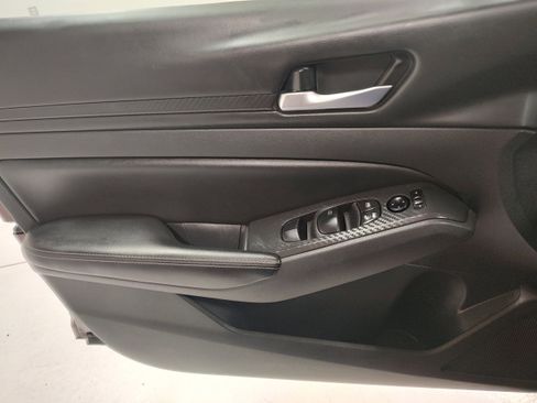 Used 2024 Nissan Altima 2.5 SV image 9