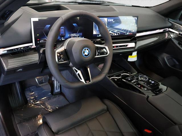 Used 2027 BMW 550e xDrive AWD/4WD image 3