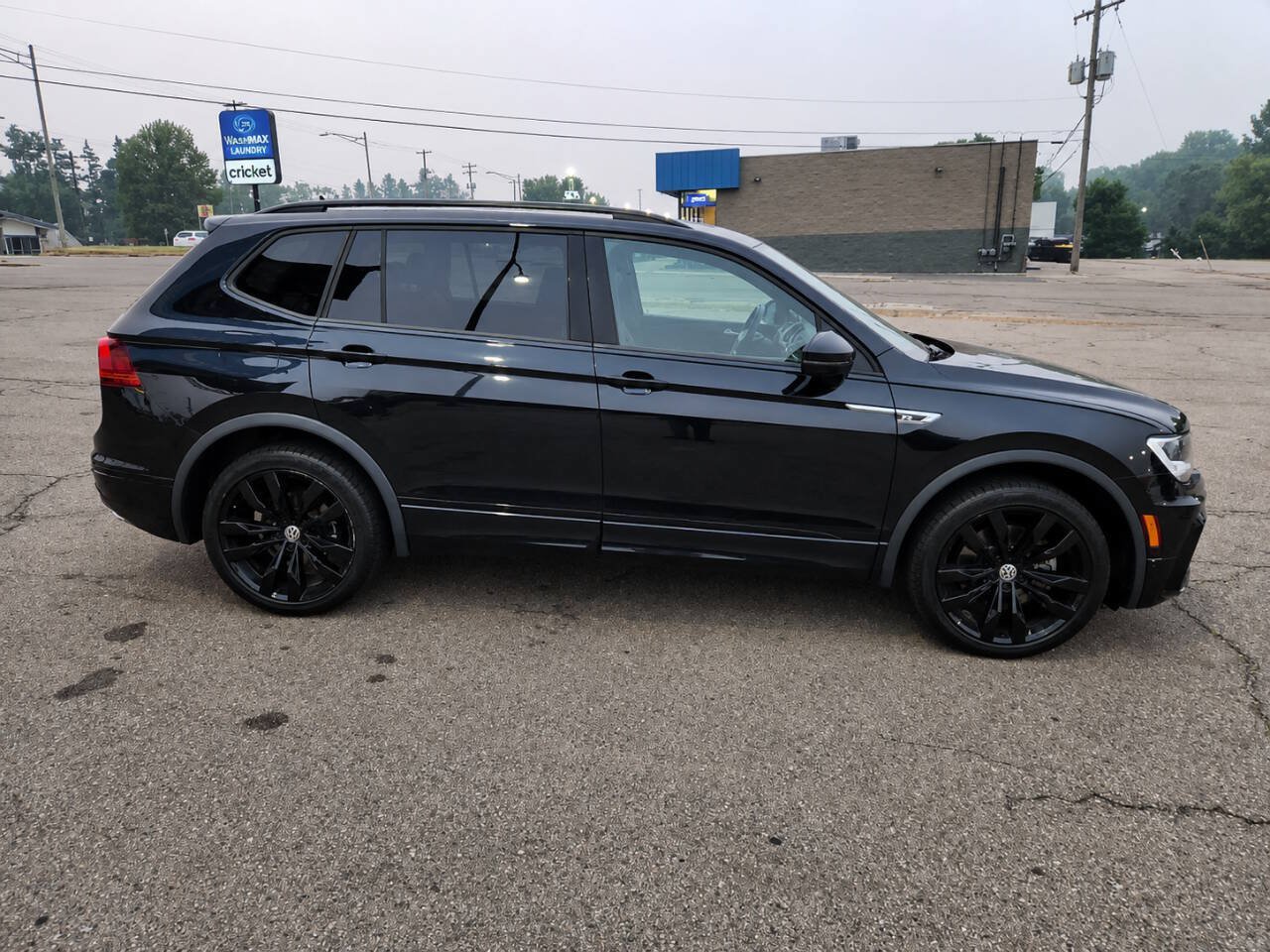Used 2021 Volkswagen Tiguan SE R-Line w/ 2-Row Tiguan MDO Package AWD/4WD image 3