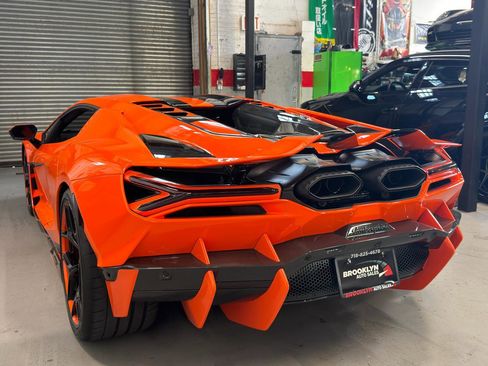 Used 2024 Lamborghini Revuelto image 9