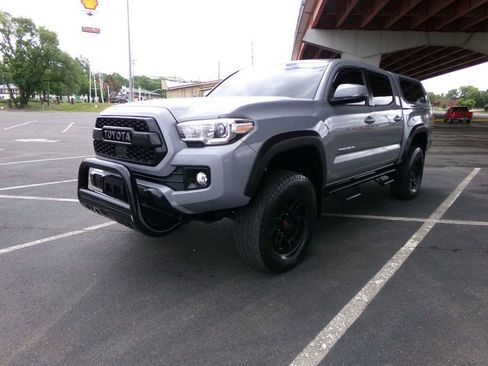 Used 2018 Toyota Tacoma TRD Off-Road w/ TRD Premium Off Road Package AWD/4WD image 2