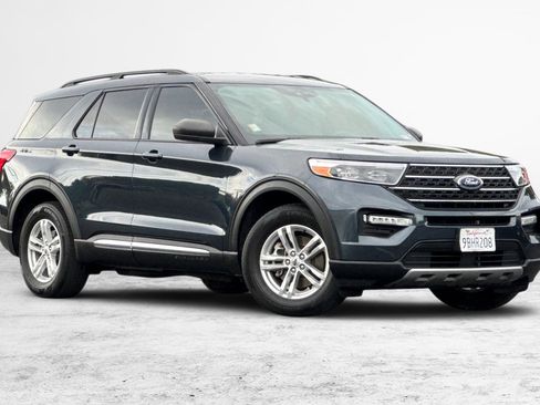 Used 2022 Ford Explorer XLT w/ Equipment Group 202A image 2
