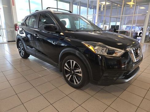 Used 2019 Nissan Kicks SV w/ Exterior Package FWD image 2