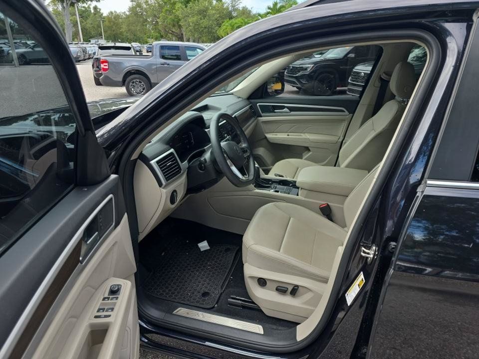 Used 2023 Volkswagen Atlas SE w/ Panoramic Sunroof Package FWD image 9