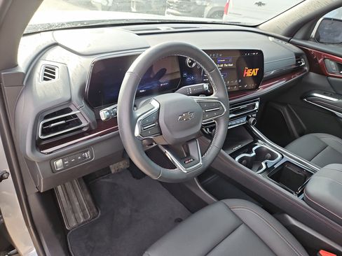 Used 2025 Chevrolet Traverse Z71 image 12