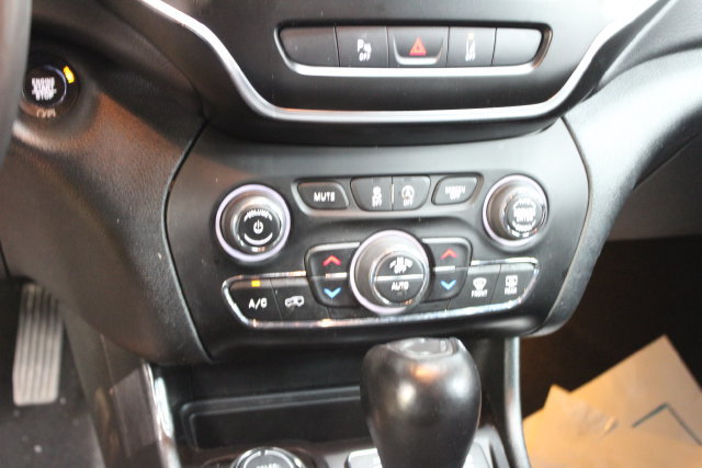 Used 2022 Jeep Cherokee Latitude w/ Comfort Safety Group AWD/4WD image 20