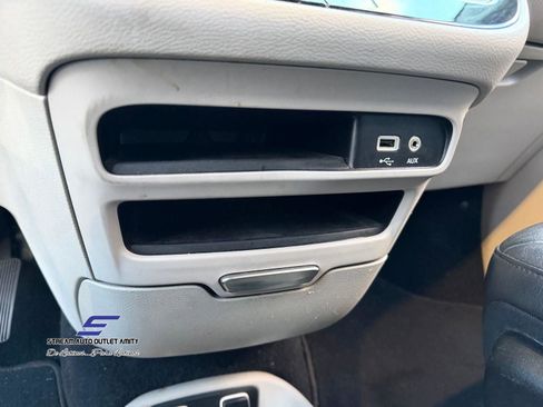 Used 2019 Chrysler Pacifica Touring-L image 40