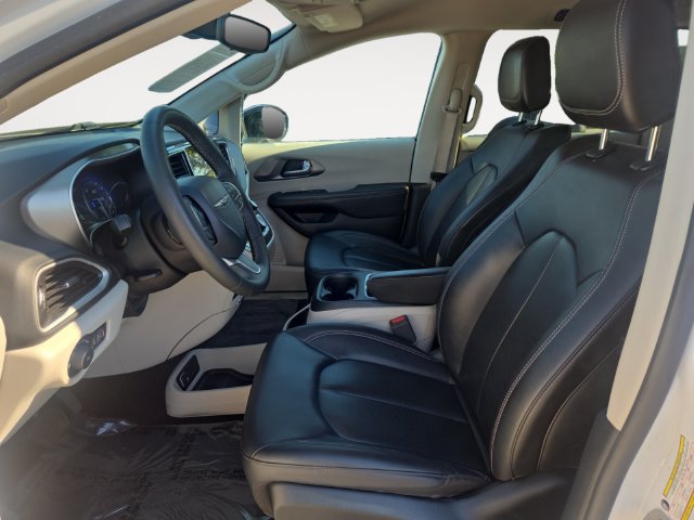 Used 2024 Chrysler Pacifica Touring-L FWD image 9