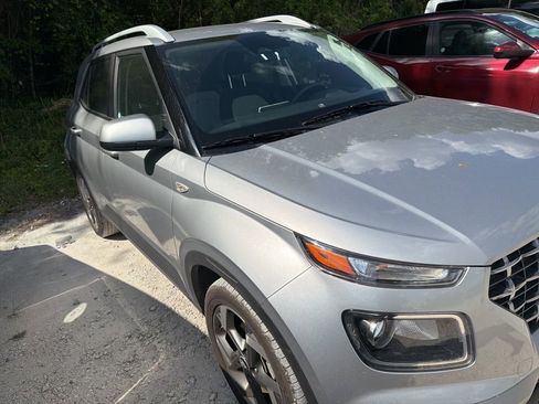 Used 2025 Hyundai Venue SEL FWD image 9