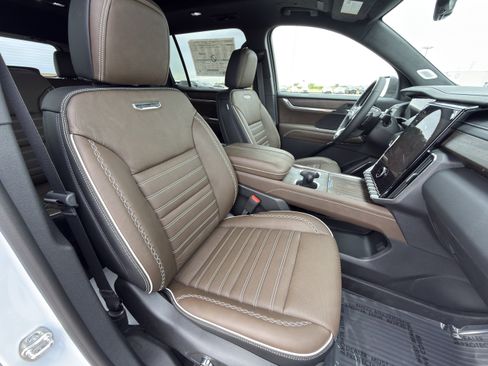 New 2026 GMC Acadia Denali Ultimate w/ LPO, Floor Liner Package AWD/4WD image 14