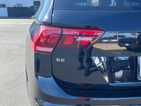 Used 2022 Volkswagen Tiguan SE R-Line image 11