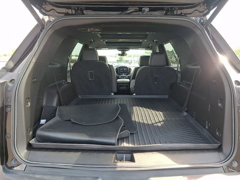 Used 2023 Chevrolet Traverse RS AWD/4WD image 33
