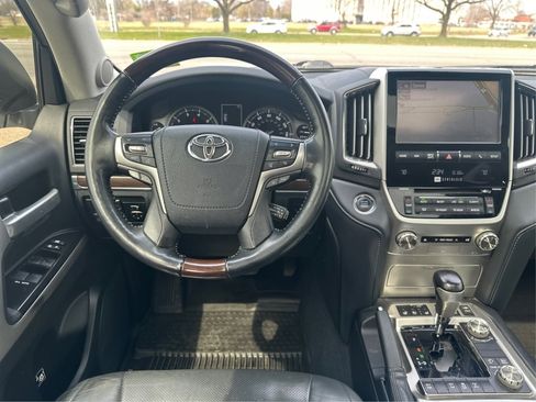 Used 2018 Toyota Land Cruiser image 16
