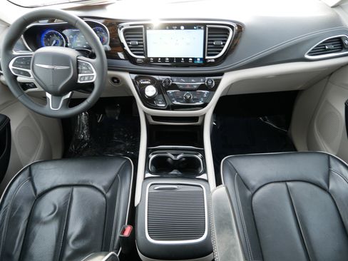 Used 2023 Chrysler Pacifica Limited image 10