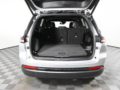 Used 2024 Jeep Grand Cherokee Altitude image 8