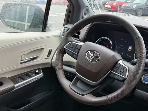 Used 2023 Toyota Sienna Platinum AWD/4WD image 15