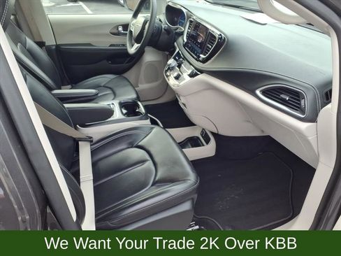 Used 2023 Chrysler Pacifica Touring-L image 26