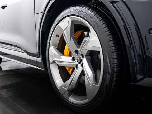 Certified 2023 Audi e-tron S Prestige image 22