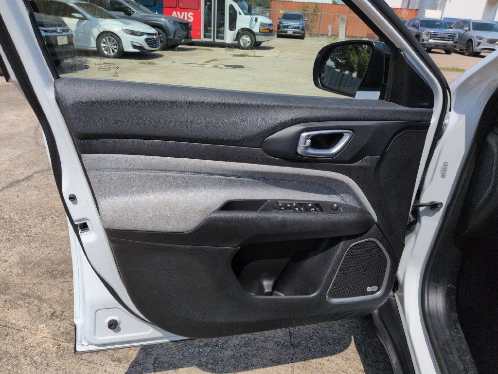 Used 2025 Jeep Compass Latitude w/ Sun & Sound Group AWD/4WD image 11