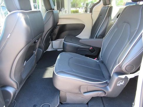 Certified 2024 Chrysler Pacifica Limited AWD/4WD image 15