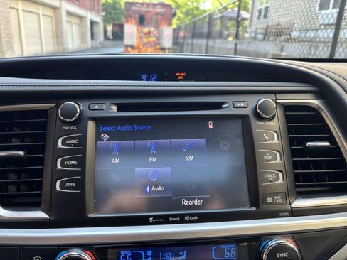 Used 2019 Toyota Highlander XLE AWD/4WD image 16