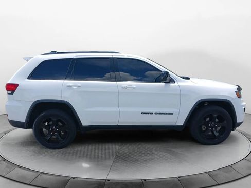 Used 2019 Jeep Grand Cherokee Laredo image 2