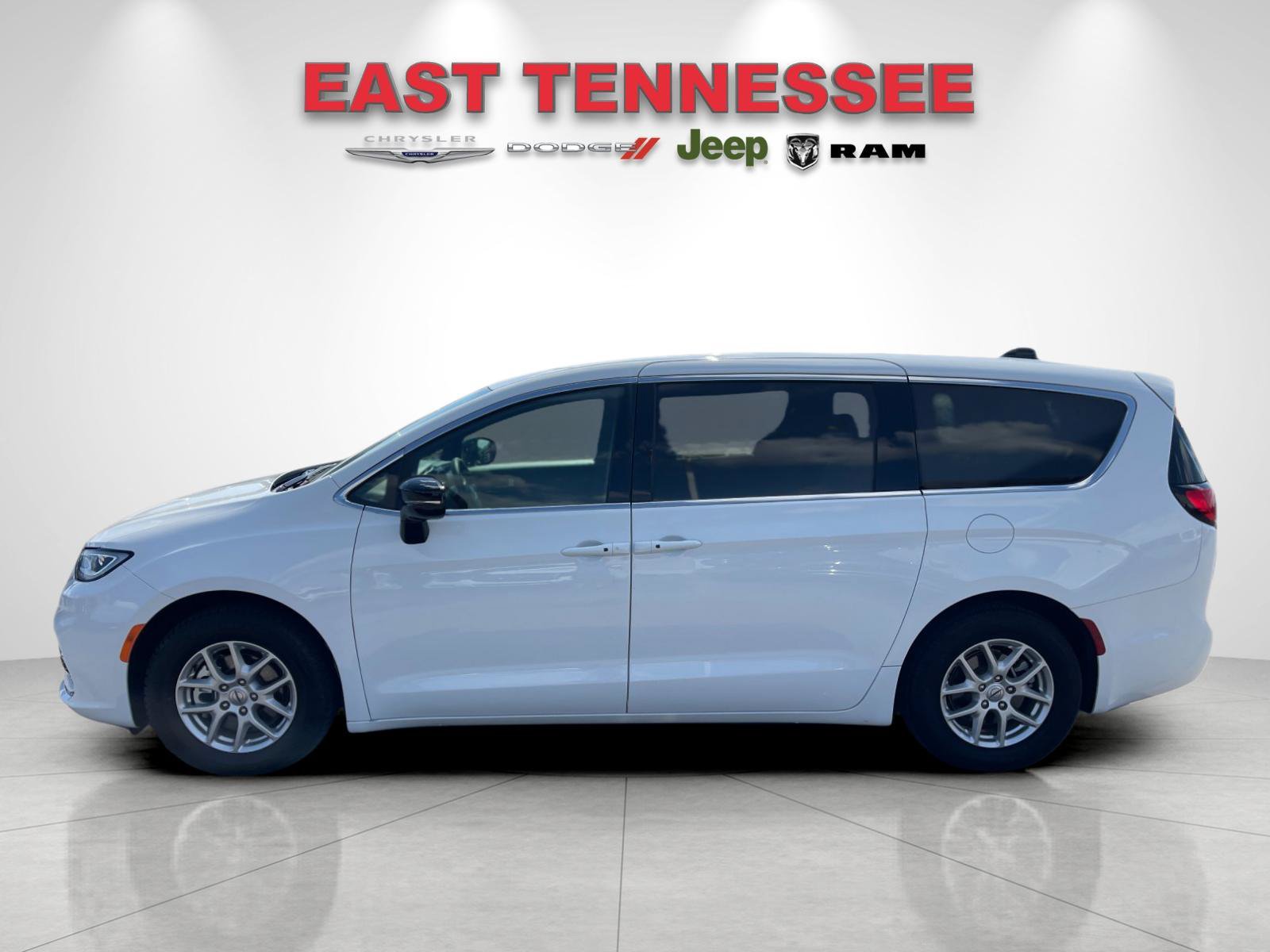 Used 2025 Chrysler Pacifica Select FWD image 6