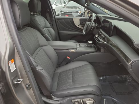 Used 2022 Lexus LS 500h AWD w/ Luxury Package image 18