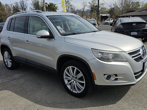 Used 2009 Volkswagen Tiguan SE image 2