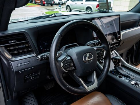 Used 2024 Lexus GX 550 w/ Accessory Package (Z1) AWD/4WD image 17