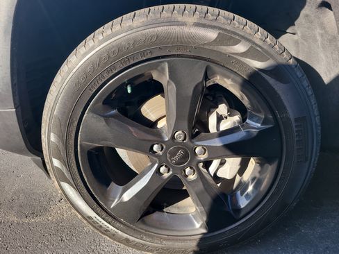 Used 2023 Jeep Grand Cherokee Limited w/ Black Appearance Package image 8