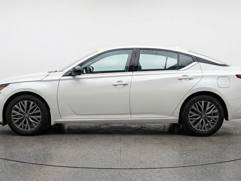 Used 2025 Nissan Altima 2.5 SV image 5
