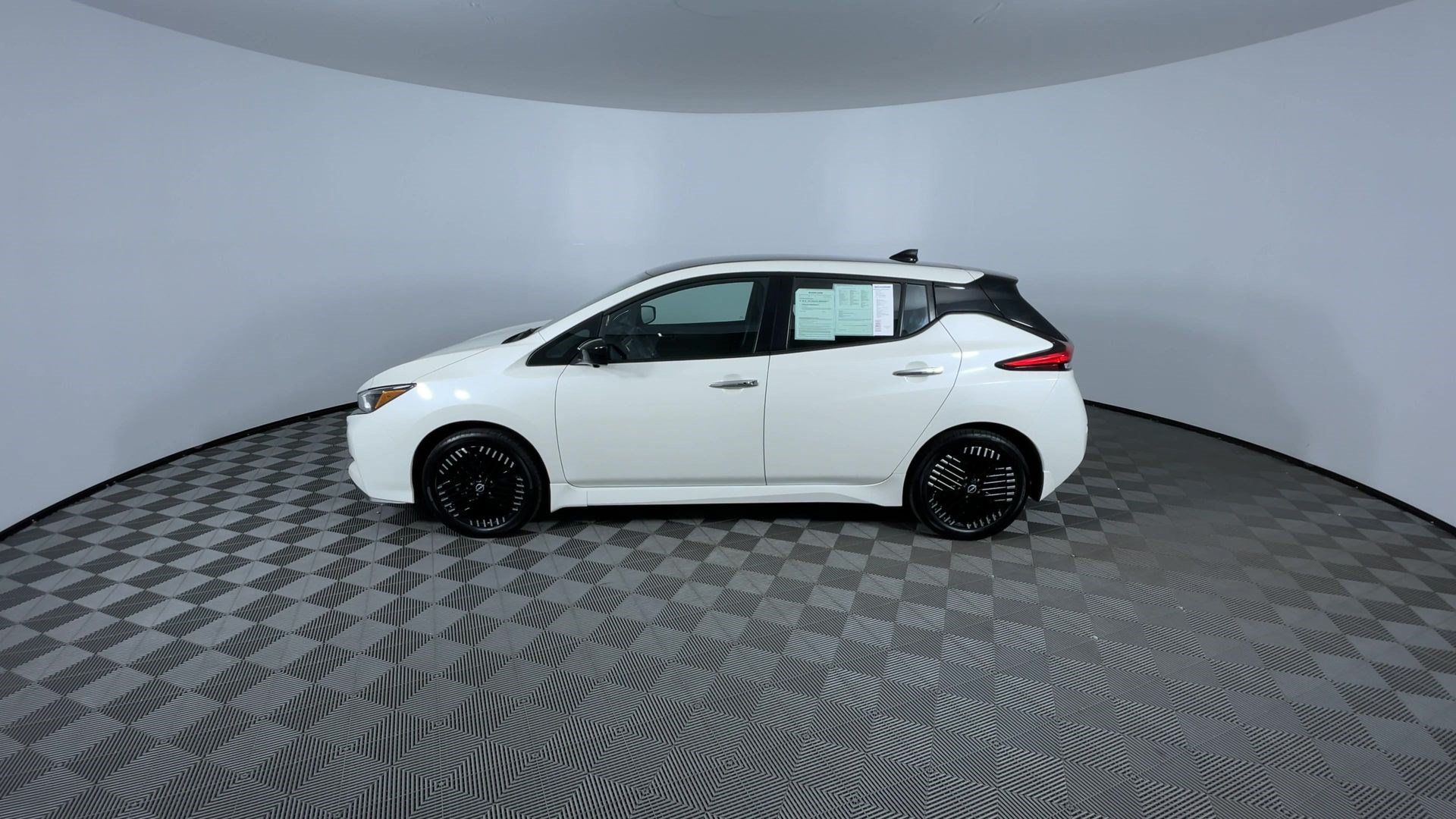 Certified 2025 Nissan Leaf SV Plus FWD image 5