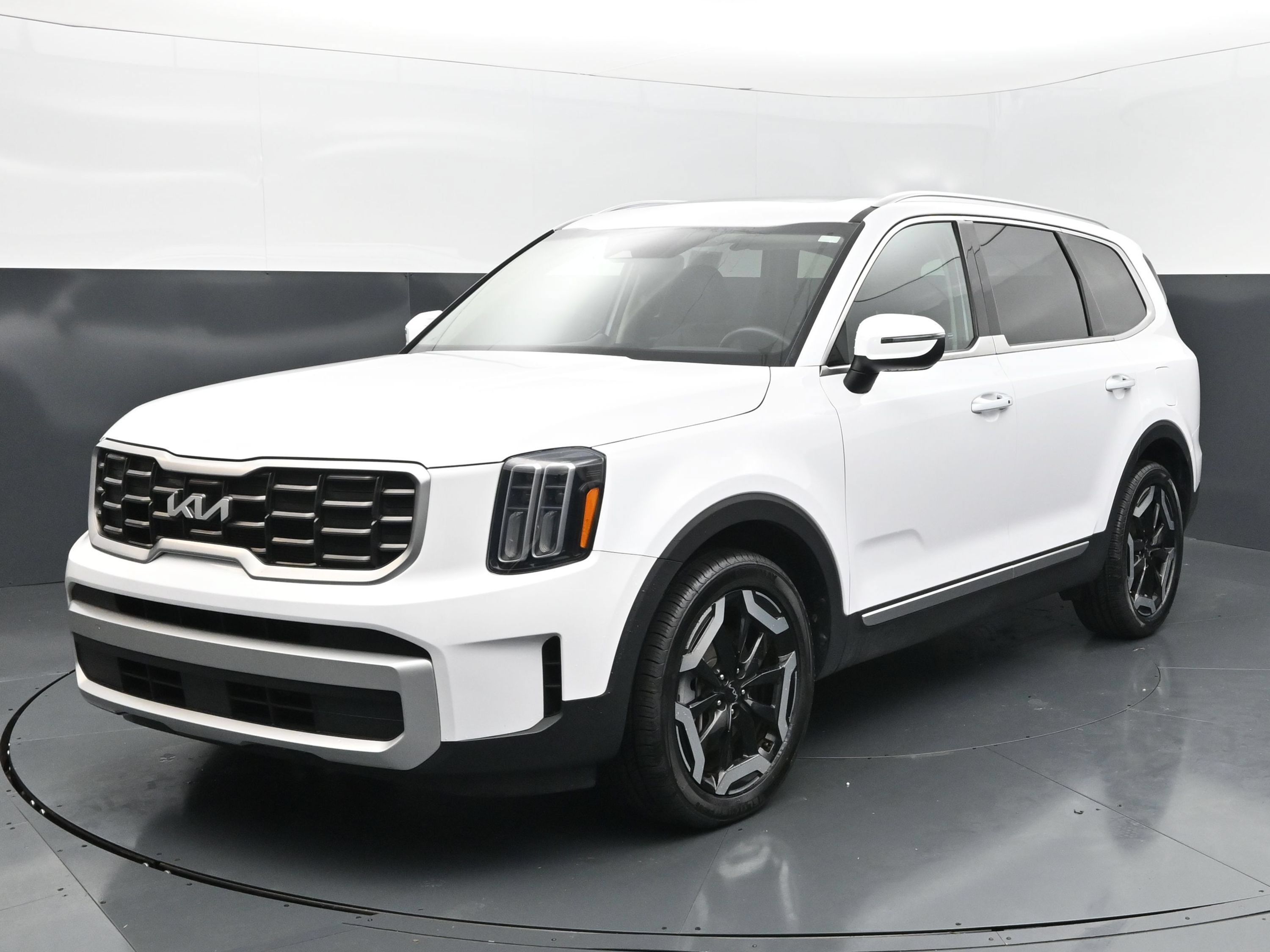 Used 2025 Kia Telluride S FWD image 1