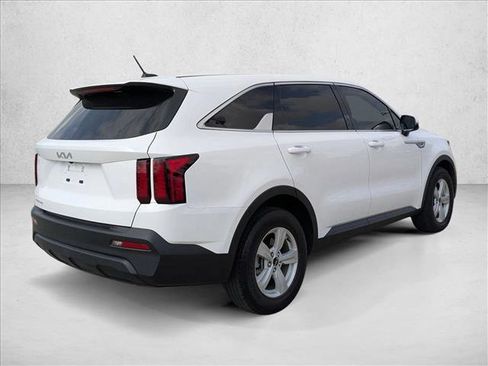 Used 2023 Kia Sorento LX image 5