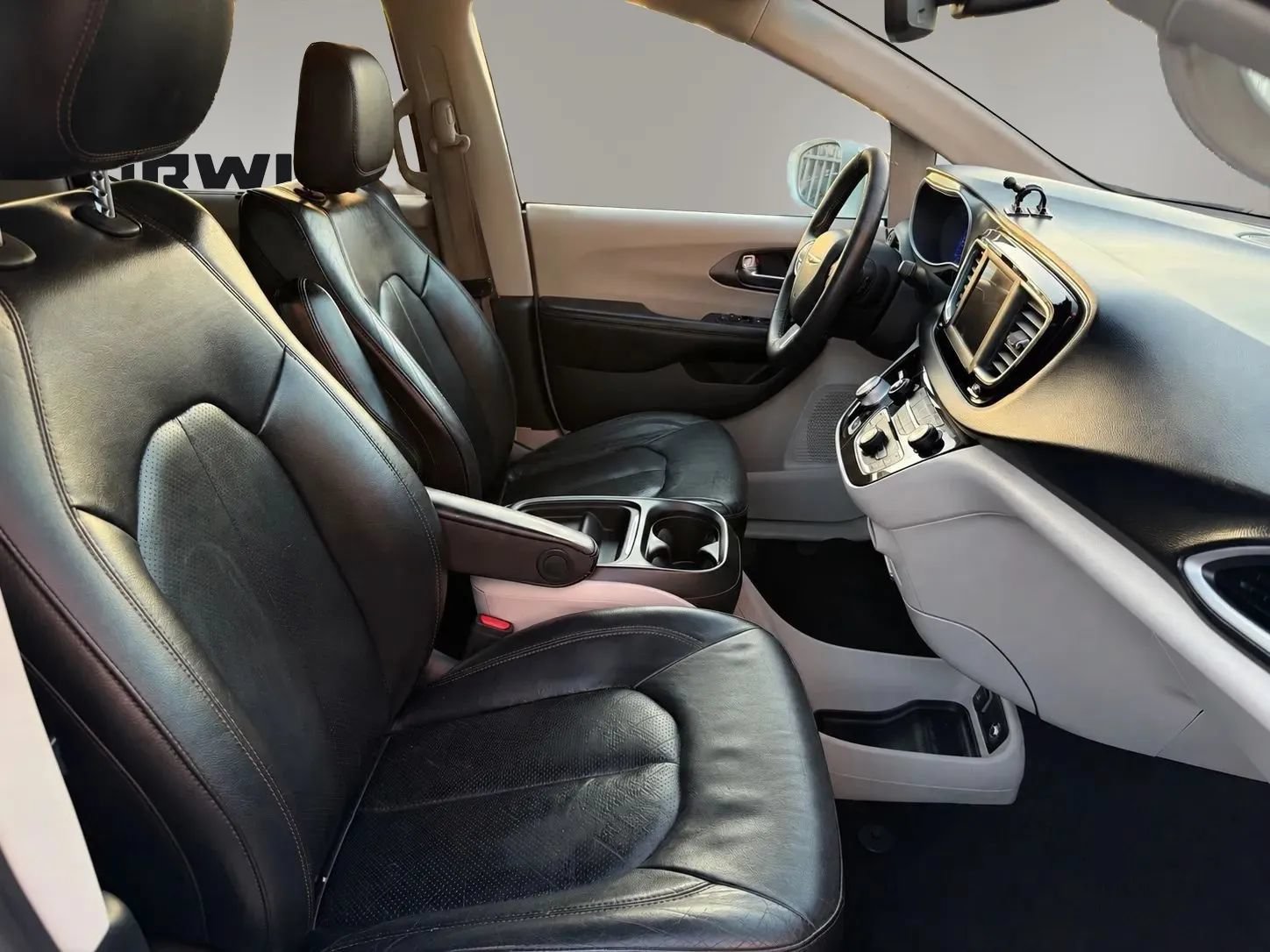 Used 2020 Chrysler Pacifica Touring-L FWD image 27
