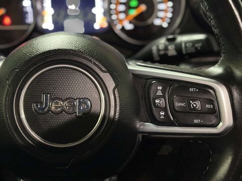 Used 2022 Jeep Wrangler Unlimited Sahara AWD/4WD image 31
