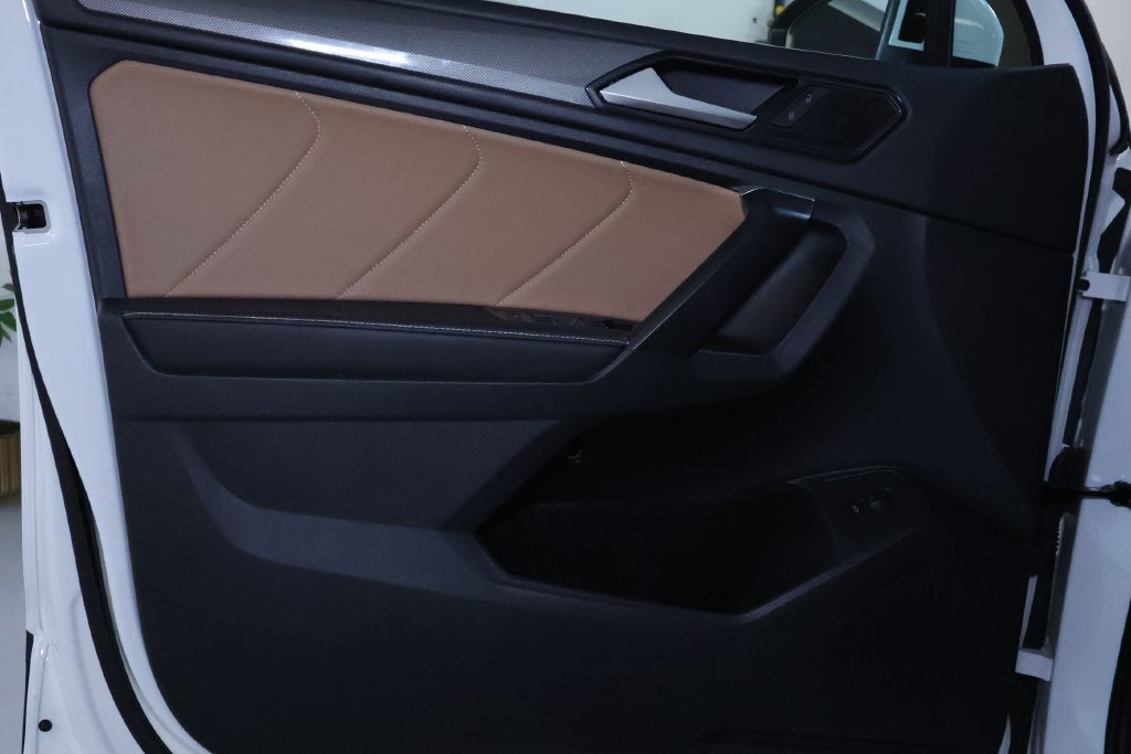 Used 2024 Volkswagen Tiguan SE w/ Panoramic Sunroof Package AWD/4WD image 14